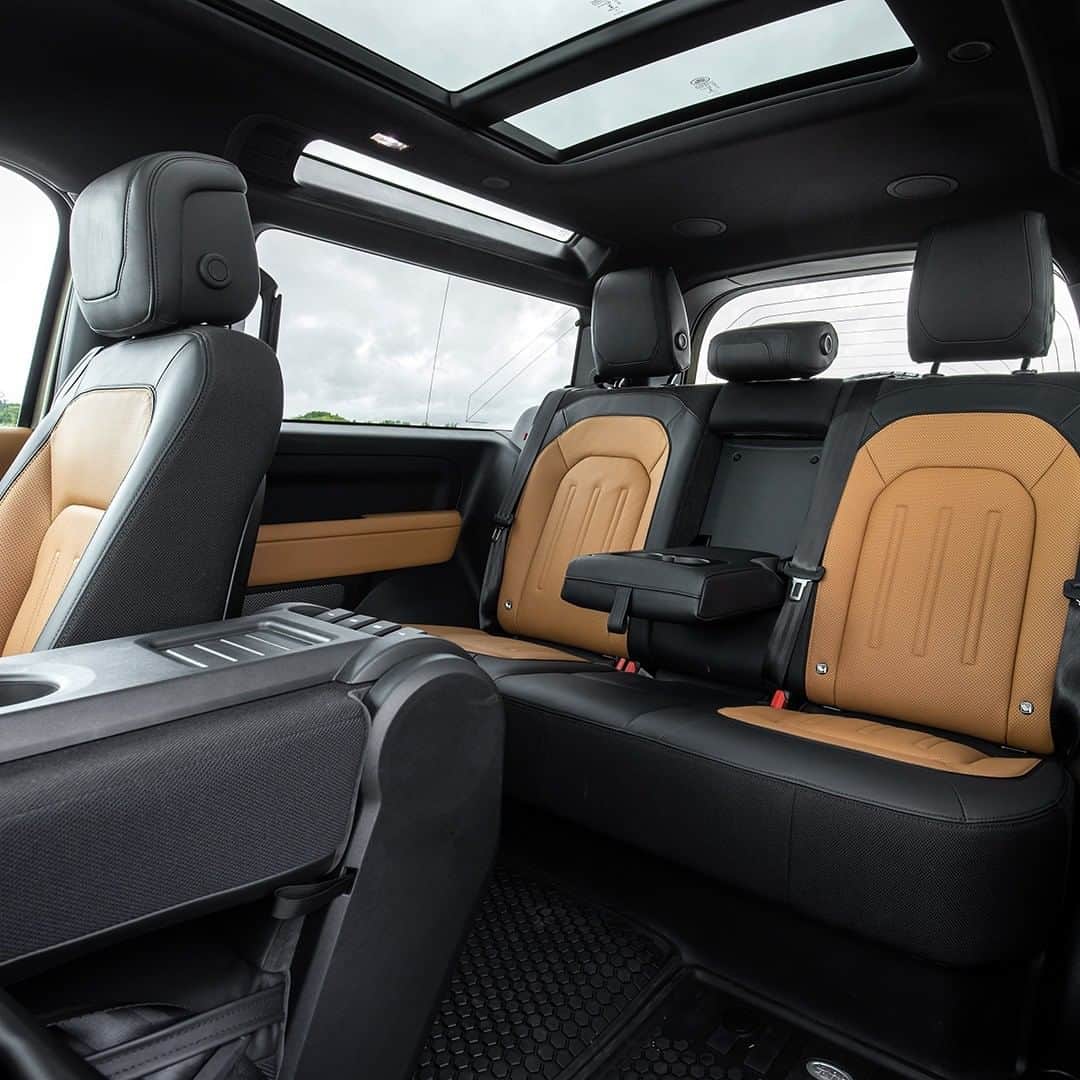 Land Roverさんのインスタグラム写真 - (Land RoverInstagram)「The new #LandRover #DEFENDER's interior embraces the stripped-back nature of the original with the perfect mix of innovation and purposeful simplicity. Search "Land Rover Defender configurator" to design yours.  #NewDefender #TeamDefender #LandRoverDefender #4x4 #Overland #Expedition #Adventure」12月26日 23時00分 - landrover