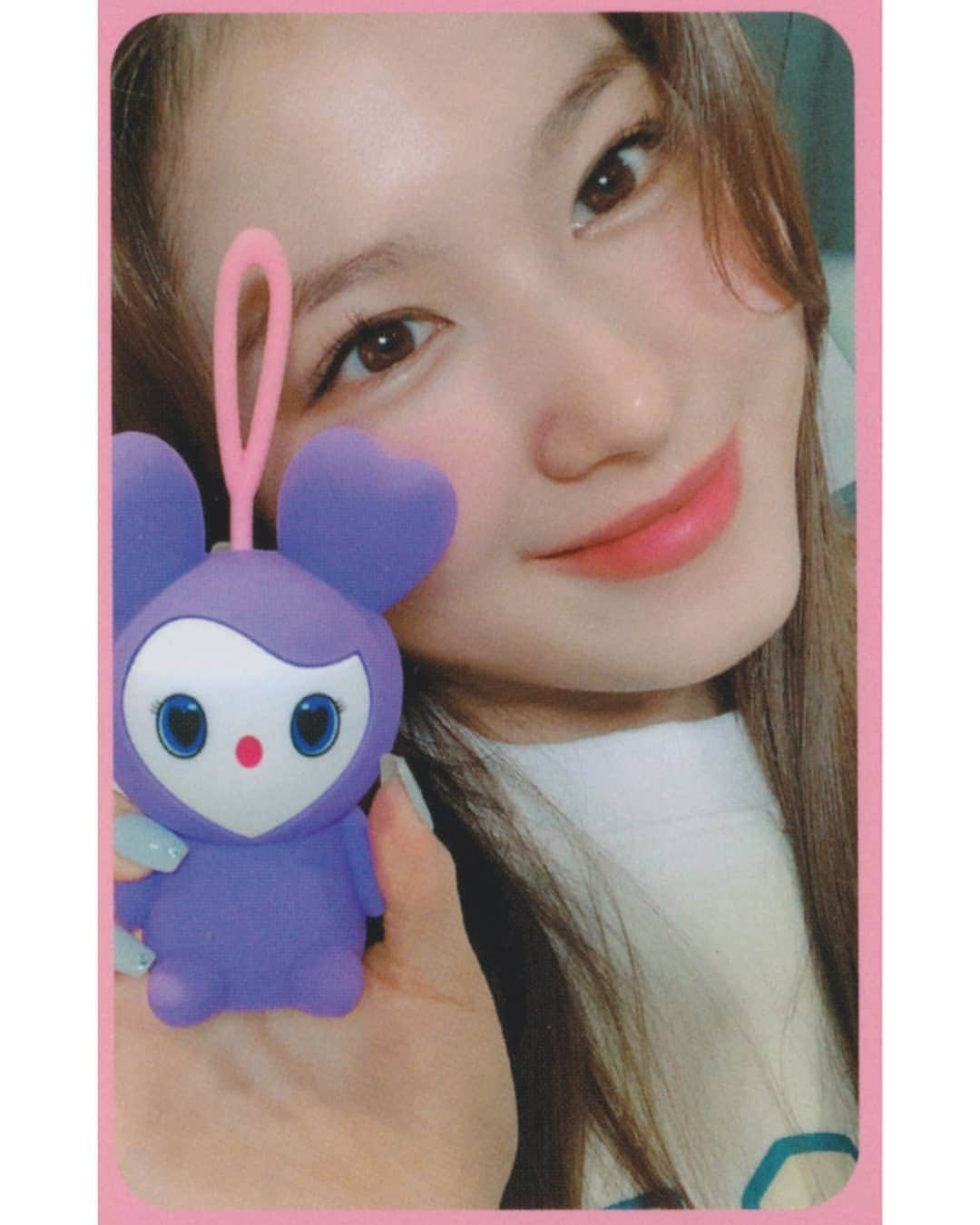 サナさんのインスタグラム写真 - (サナInstagram)「Sana Lovely bluetooth speaker card . Cr. Timetotwicee ーーーーーーーーーー Follow > @sana.twice.kr < . @twicetagram #TWICE#트와이스#ONCE#Sana#사나 #Nayeon#나연#Jeongyeon#정연#Momo#모모#Jihyo#지효#Mina#미나#Dahyun#다현#Chaeyoung#채영#Tzuyu#쯔위」12月26日 23時12分 - sana.twice.kr