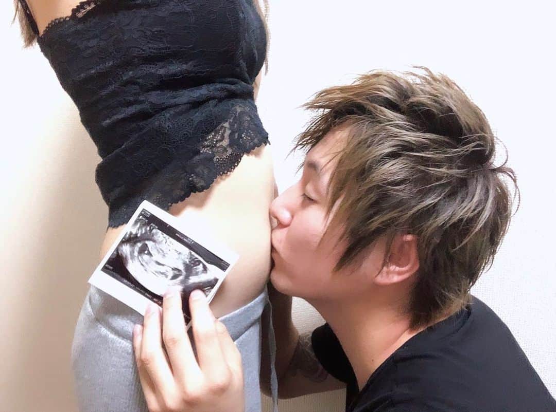 のインスタグラム：「𝑭𝒂𝒗𝒐𝒓𝒊𝒕𝒆 𝒑𝒉𝒐𝒕𝒆❤︎﻿ ﻿ ﻿ お気に入りのマタニティフォト📸✨﻿ 11w4d"3month" の時の♥♥﻿ ﻿もう懐かしいなあ💭愛おしい❤️  #妊婦#妊娠7ヶ月#マタニティ#BABY #マタニティフォト#マタニティライフ #ぷんにー#妊娠中期#妊婦さん#👶🏼❤️ #妊婦さんと繋がりたい#妊婦コーデ」