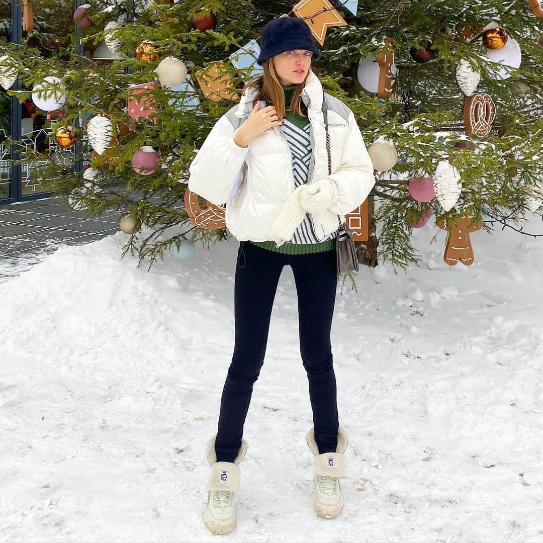 ヴラダ・ロスリャコヴァさんのインスタグラム写真 - (ヴラダ・ロスリャコヴァInstagram)「Every new winter season I’m learning again how to ice skate 🤦‍♀️ see... I guess I’m some kind of fake Russian....」12月26日 23時13分 - vladaroslyakova