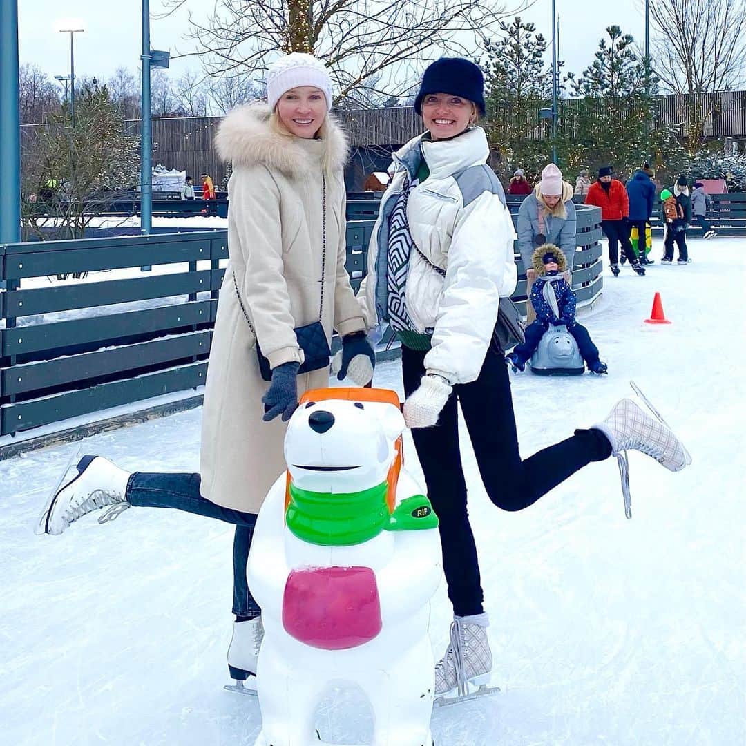 ヴラダ・ロスリャコヴァのインスタグラム：「Every new winter season I’m learning again how to ice skate 🤦‍♀️ see... I guess I’m some kind of fake Russian....」