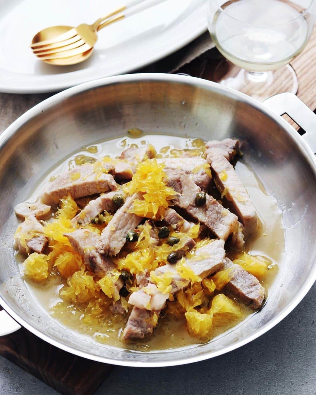 utoshさんのインスタグラム写真 - (utoshInstagram)「【レシピ】 オレンジ香る豚ロースのグリル！﻿ ﻿ こんにちは🙋🏻﻿ ﻿ オレンジと豚ロースの合わせレシピ。﻿ 簡単に作れて、さらに美味しいので、リピートしまくりです。﻿ ﻿ このレシピは塩を振ってソテーした厚切りの豚ロース肉を3cm幅に切り、夏みかんやケッパー、レモン汁と炒め合わせれば出来上がりです。ぜひ作ってみてください。﻿ ﻿ ー✂︎ー﻿ ﻿ ﻿ ☆使ったフライパンはクリステルのステンレスフライパン24cm。取っ手がとれるので便利ですよ！﻿ ▶︎ @cherryterrace﻿ ﻿ ﻿ レシピはこちら↓﻿ ＿＿＿＿＿＿﻿ ﻿ オレンジ香る豚ロースのグリル（2人分）﻿ ﻿ 【材料】﻿ 厚切り豚ロース肉 2枚﻿ オレンジ 1個﻿ ﻿ 塩 ひとつまみ﻿ ケッパー 小さじ1﻿ レモン汁　大さじ1﻿ ﻿ ﻿ 【作り方】﻿ （1）豚ロース肉はフォークでスジにそって数回刺し、塩を振っておく。オレンジは皮をむき、実をとっておく。﻿ ﻿ （2）フライパンに油を熱し、中火で両面焼いて一度取り出し3cm幅に切る。﻿ ﻿ （3）もう一度フライパンに入れ戻し、オレンジとAを入れ、さっと火を通したら完成。﻿ ﻿ ＿＿＿＿＿＿﻿ ﻿ ﻿ ぜひ作ってみてください！﻿ ▶︎ @cherryterrace﻿ ﻿ ﻿ #BetterVegeLife #ベターベジライフ #チェリーテラス #cherryterrace #クリステル #cristel﻿ #クリステル鍋 #cristelfrance」12月26日 23時07分 - utosh