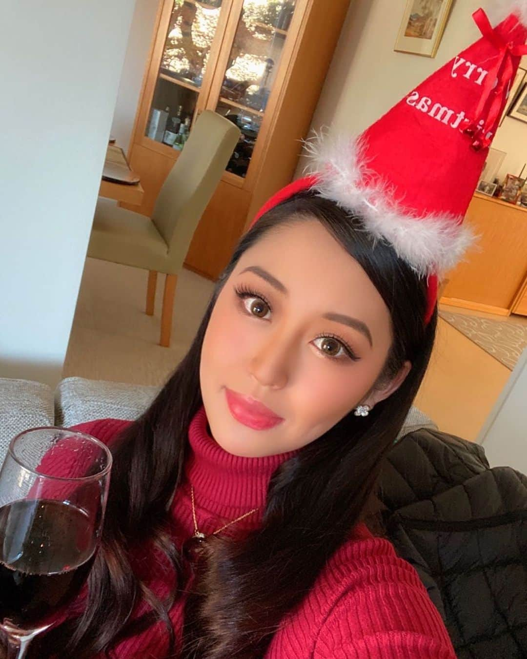 岩上愛美のインスタグラム：「🎄❤️Happy Christmas 2020❤️🎄 クリスマスは、友達夫妻宅に招待していただき とっても素敵なクリスマスパーティーに参加しました😆🎄✨ 素敵すぎる食事と美味しいワインでお昼から酔っ払いながら 夫妻のベビちゃんにも癒されて幸せな一日でした🥰🥰🥰 (余韻に浸りすぎて一日遅れの投稿でした🤣)  #merrychristmas #christmas #happy #christmastree #christmaslunch #friends #goodwine #whitewine #redwine #wonderfulday」