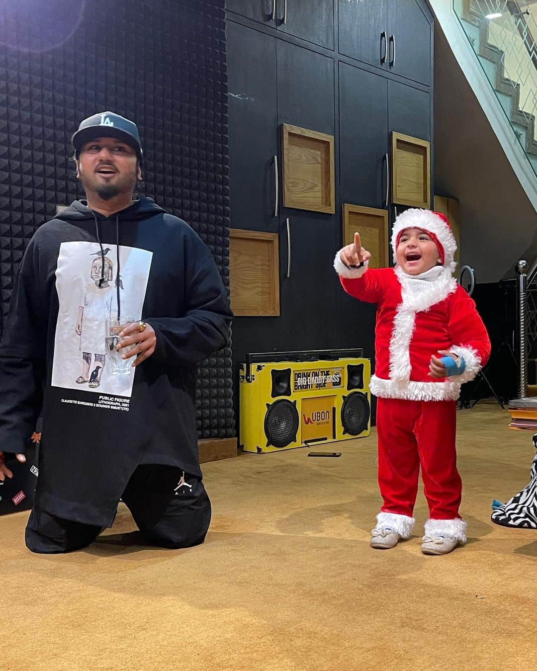 Gaurav Tanejaさんのインスタグラム写真 - (Gaurav TanejaInstagram)「Christmas Party with @yoyohoneysingh  @sheenz_t @riturathee and our Santa @rasbhari.taneja  . Vlog out on our channel #FlyingBeast  #MerryChristmas」12月26日 23時08分 - taneja.gaurav