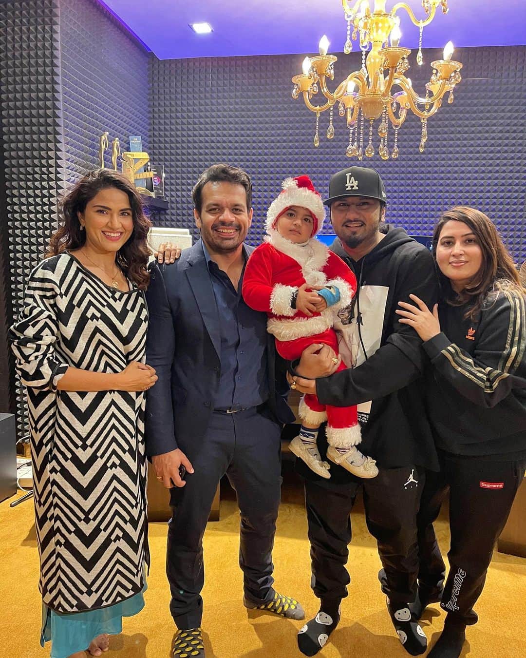 Gaurav Tanejaのインスタグラム：「Christmas Party with @yoyohoneysingh  @sheenz_t @riturathee and our Santa @rasbhari.taneja  . Vlog out on our channel #FlyingBeast  #MerryChristmas」