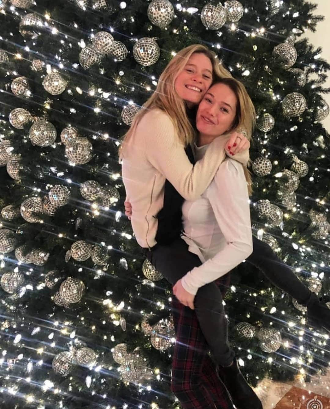 のインスタグラム：「Wishing all of you a merry Christmas and happy holidays 🎄」