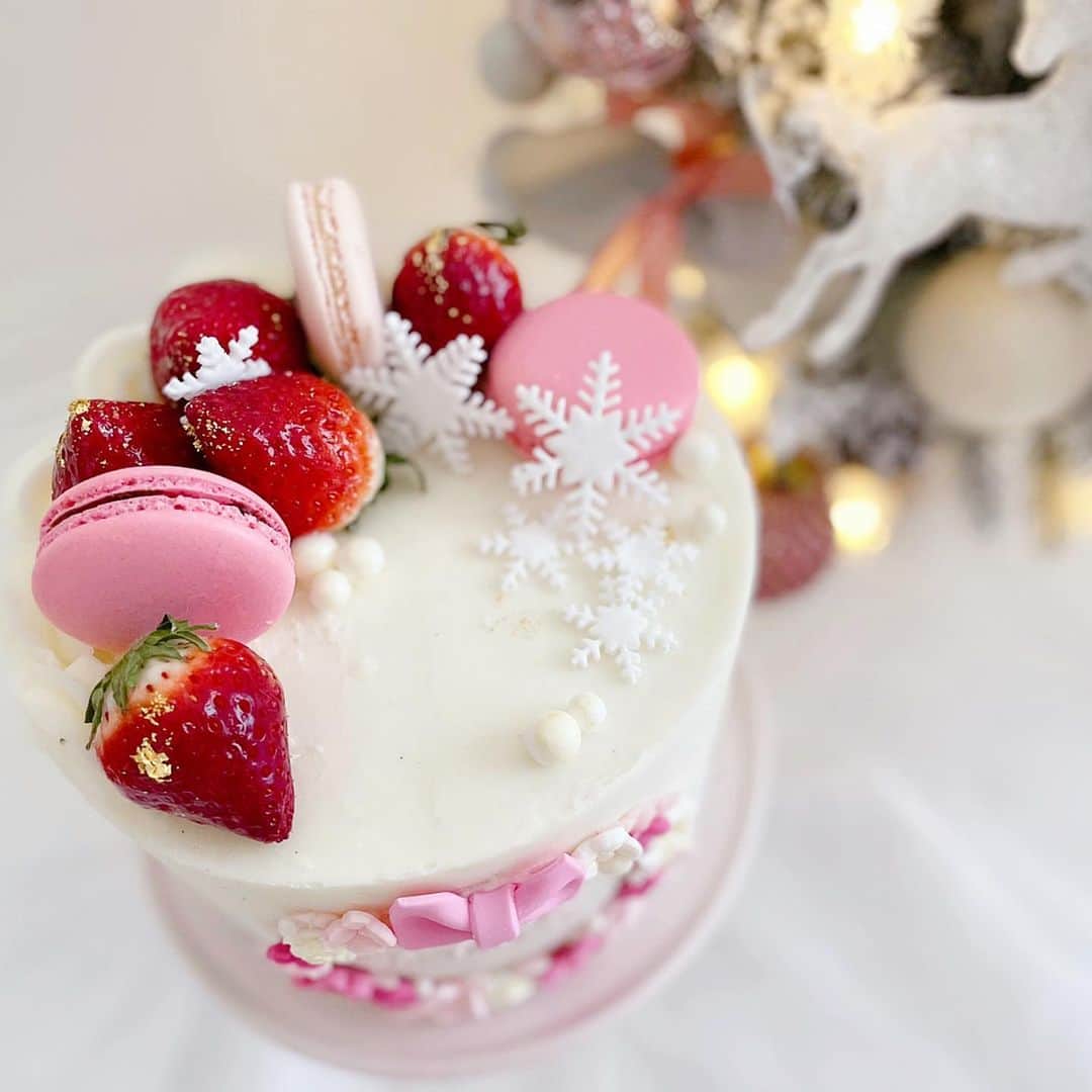 hanachan.officialさんのインスタグラム写真 - (hanachan.officialInstagram)「⠀ ⠀ 沙織さん @saoriyokota に作ってもらったクリスマスケーキ🎂💗 ⠀ 開けた瞬間から甘〜い香りがして、どこから見ても可愛くてキュンキュン🥺💘💓 ⠀ 側面はマシュマロフォンダントで作ったリース風な飾りにMerry Christmasの文字、上はいちご、雪の結晶、マカロンで仕上げてもらいました💕 ⠀ ケーキは勿論、マカロンまで超美味しくて感動🥺💘 お店に出せるレベル！！むしろお店以上！！！ ⠀ ボリュームのあるケーキだったので、半分は会社に持って行ってお裾分けして、残り半分は妹とお友達と美味しくいただきました😋💕 ⠀ ⠀ #はなちゃん #クリスマス #Christmas #Xmas #マシュマロフォンダント #ケーキ#クリスマスケーキ #カルピスバター  #バタークリームケーキ #cake #マカロン #かわいい #クリスマスツリー #お菓子作り #いちご #手作りケーキ #クリスマスリース #ポートレート #幸せ #キュンキュン #snow #猫 #pink #cafe #cat #chinchillacat #persiancat #kawaii #love #고양이」12月26日 23時14分 - hanachan.official