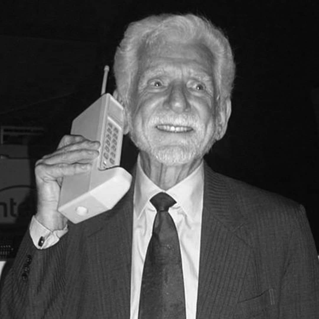Lenovoさんのインスタグラム写真 - (LenovoInstagram)「Today in #smarterhistory, we salute Martin Cooper for creating the first cell phone while at Motorola. What do you think was the first thing said into a cell phone?  A. I’m calling you from a cellular phone B. Can you hear me? C. Look ma’, no lines D. I’m calling from the future」12月26日 23時14分 - lenovo