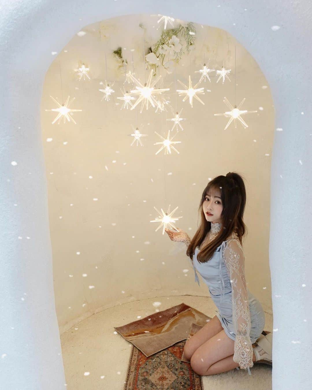 徐薇涵（Wei Han Xu）のインスタグラム：「這個雪屋❄️配這雪的特效 有夠適合🥺 （終於調色有點進步的感覺啊） 怕冷的我還是先用照片過過癮 就好～ 話說大家聖誕節怎麼過的呀😍」
