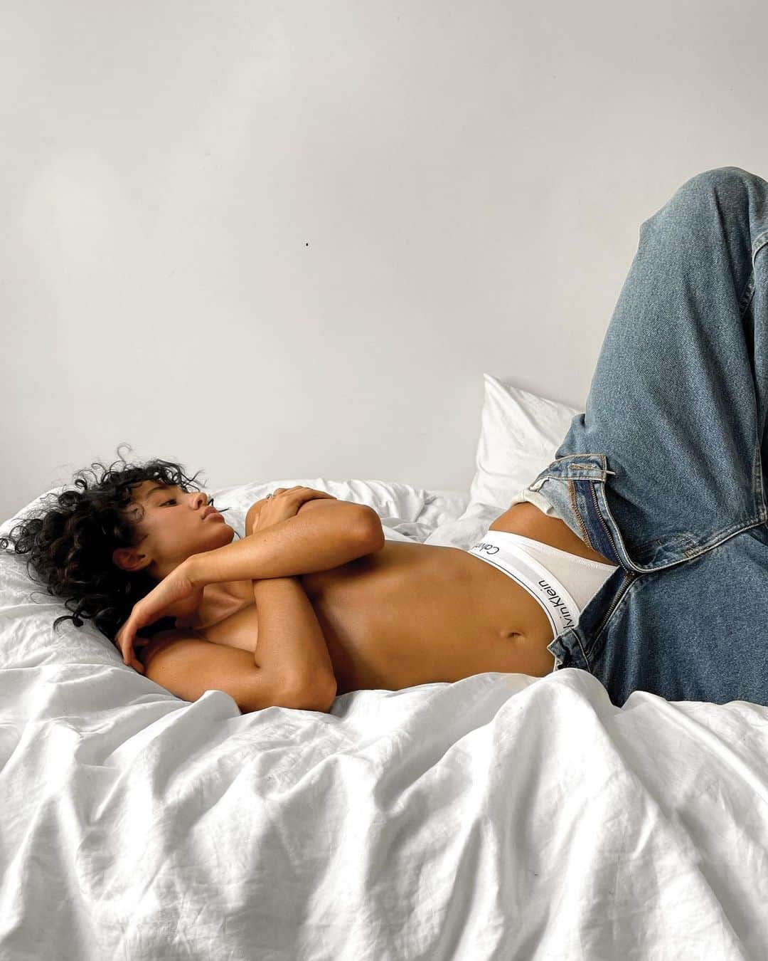 Calvin Kleinさんのインスタグラム写真 - (Calvin KleinInstagram)「In bed. Basics. @isabellamanderson in the Modern Cotton Bikini and vintage jeans. #MYCALVINS  Shop Modern Cotton. Link in bio.」12月26日 23時20分 - calvinklein