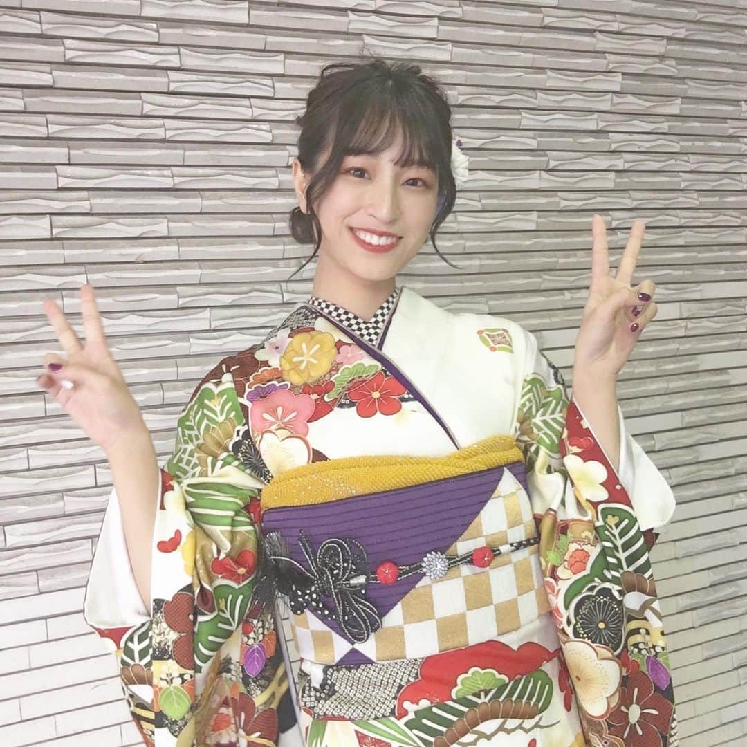 佐藤華純のインスタグラム：「.  【 #ミスキャンパス立命館 】  ファイナルイベントから約1週間が経ちました。  皆さん！改めて約5ヶ月間、応援してくださりありがとうございました💐今は「やり切ったーーー！悔い無し！」という気持ちです！  "人生一度きり、経験は財産。"   これは私の人生のスローガンです。学生生活の最後に、素晴らしい挑戦・経験をすることが出来て、本当に良かったです。ミスキャンパス立命館での活動は、楽しかった事も辛かった事も全部、間違えなく私の一生の財産です🌸  そして、ファイナルでのスピーチでは言い切れなかった感謝の気持ちをここで伝えさせてください。  まず、一番側で私の活動を優しく見守ってくれていた家族。何かと頼みごとが多かったけど、何一つ嫌な顔せず協力してくれて、相談事にものってくれた先輩・同期・後輩。ファイナルイベントを成功させるために、私達ファイナリストを輝かせるために、一生懸命になってくれていた実行委員の皆さん。毎日SNSや配信を通して、応援メッセージと共に、私に笑顔と元気を与えてくださった皆さん。  本当に皆さんがいてくれたから、支えてくれたから、私は最後まで笑顔で活動をやり切れました。心の底から感謝しています。  この5ヶ月間、沢山の愛をいただき本当にありがとうございました❣️  みんです✌🏻💜  ミスキャンパス立命館2020 Entry No.2 佐藤華純  #ミスキャンパス立命館2020 #MCR2020  #立命館 #立命館大学 #京都 #女子大生  #ミスキャン #ミスコン #ファイナリスト」