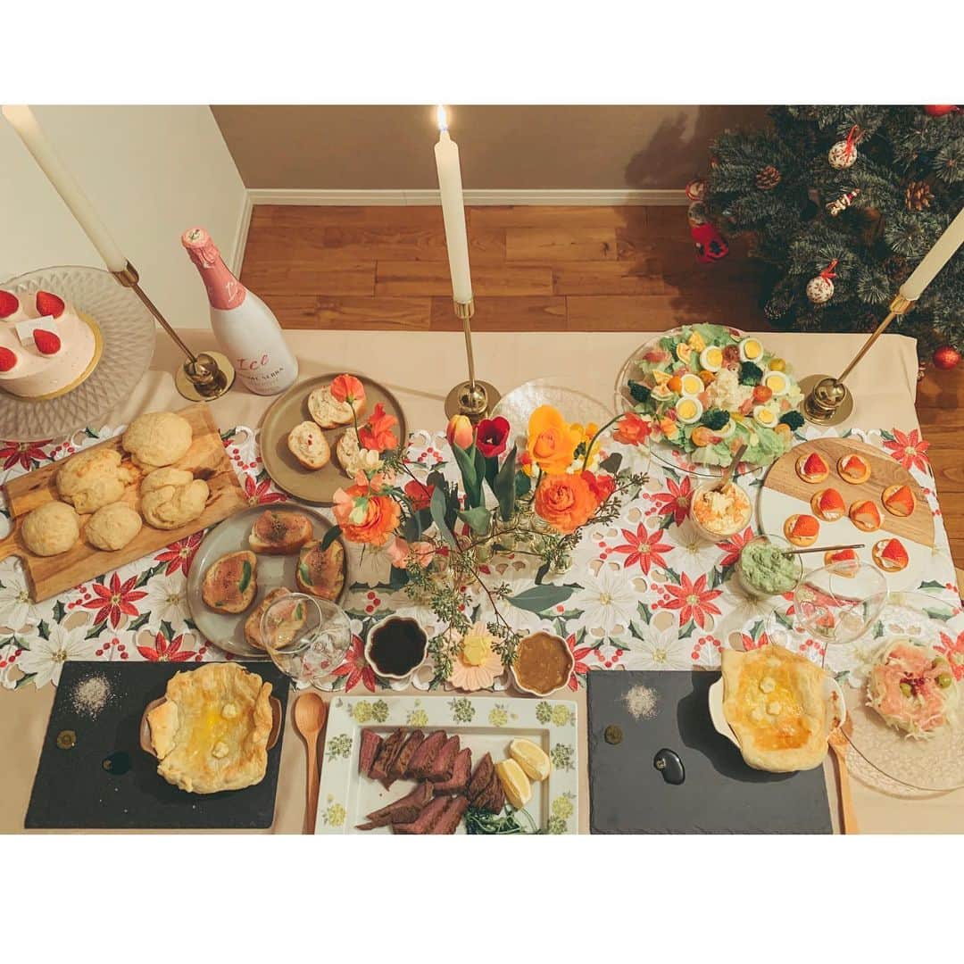 なつさんのインスタグラム写真 - (なつInstagram)「今年のクリスマスは憧れていたお家でのクリスマス🎄🎅✨✨ . . ケーキ以外は作りました◎ . こちらのケーキは　@gelateriasanti  です☺️♡ アイスケーキにしました🎂✨ 見た目がシンプルなのに、かわいらしくて一目惚れして♪ 素材にもこだわっているようで、おこさんにもいいらしいです☺️  . . クリスマスプレゼントは#ラルフローレンを🎁 . . #おうち時間 #おうちごはん　#おうちクリスマス #おうちクリスマスディナー #アイスケーキ　#クリスマスケーキ　#ジェラー　#icecream #いちご #h&m #食器　　#フライングタイガー #キャンドルスタンド　#キャンドル　#手作りごはん」12月26日 23時20分 - aluvdesu