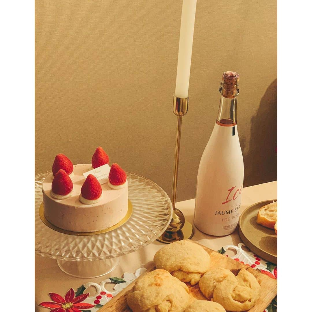 なつのインスタグラム：「今年のクリスマスは憧れていたお家でのクリスマス🎄🎅✨✨ . . ケーキ以外は作りました◎ . こちらのケーキは　@gelateriasanti  です☺️♡ アイスケーキにしました🎂✨ 見た目がシンプルなのに、かわいらしくて一目惚れして♪ 素材にもこだわっているようで、おこさんにもいいらしいです☺️  . . クリスマスプレゼントは#ラルフローレンを🎁 . . #おうち時間 #おうちごはん　#おうちクリスマス #おうちクリスマスディナー #アイスケーキ　#クリスマスケーキ　#ジェラー　#icecream #いちご #h&m #食器　　#フライングタイガー #キャンドルスタンド　#キャンドル　#手作りごはん」