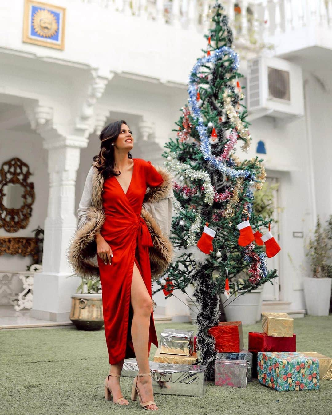 Aakriti Ranaさんのインスタグラム写真 - (Aakriti RanaInstagram)「My perfect holiday season outfit!  Wearing this gorgeous dress from @ordinaree_ styled with my new favourite faux fur shawl from @rheana.accessories! ❤️  📸 @parichoudhary06   #Aakritirana #outfit #ootd #holidayseason #red #reddress #outfitinspiration #outfitoftheday #udaipur」12月26日 23時23分 - aakritiranaofficial