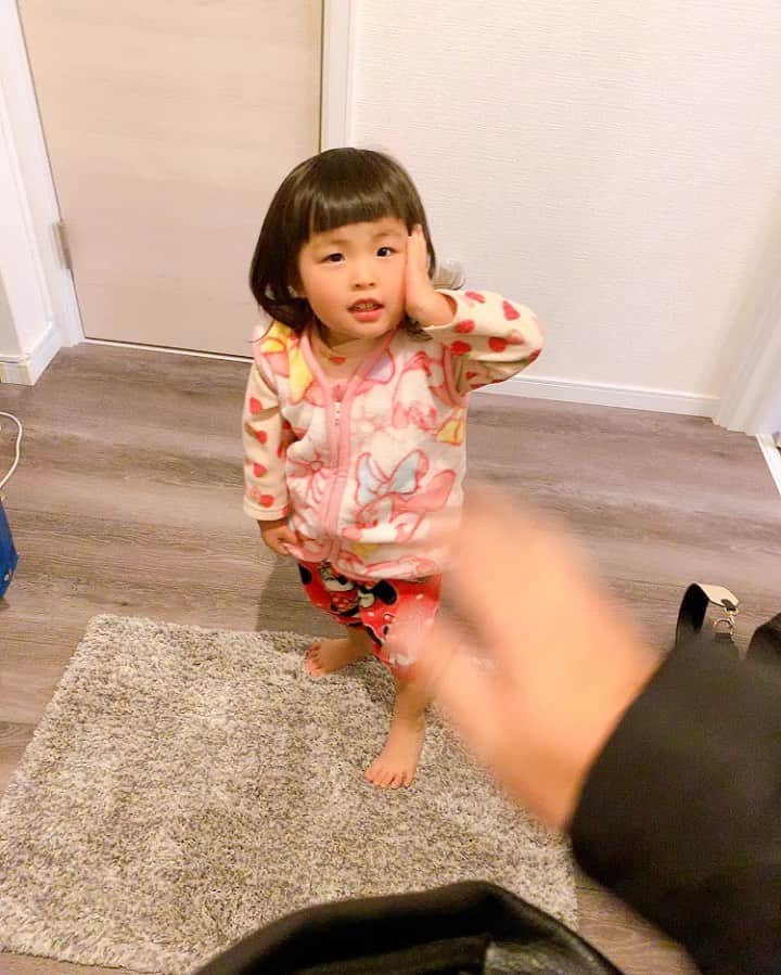星野光正のインスタグラム：「最近仕事行く時にお見送りしてくれます❤️  俺の声が甘くてキモいw  #プロダーツプレイヤー #ダーツインストラクター #ダーツ #エスダーツ #エスダーツオフィシャルプレイヤー #targetsportsjapan #星野光正 #星野飯 #三児のパパ #アラフォーパパ #料理好き #愛娘  #いってらっしゃい」