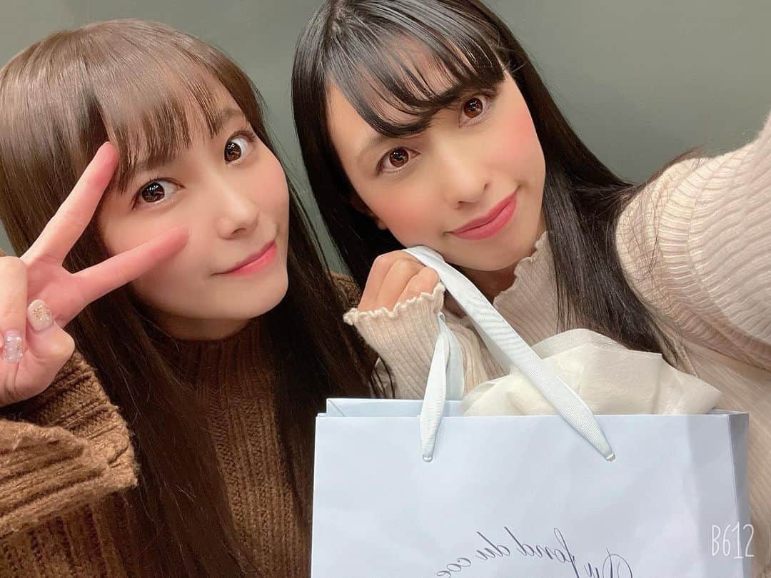 七尾カンナのインスタグラム：「. . みやりちゃんと3days🍛 今年のXmasはみやりちゃんとお仕事頑張ってました！ 2人でくたくたになりながらも何とか乗り越えた😂 今日連勤お疲れ様〜ってジェラピケの柔軟剤もくれたの！ 年明けお年玉として何かお返しします😂🤍 そして今日でみやりちゃん納めでした！ 今年はみやりちゃんと沢山お仕事して、沢山遊んで、沢山笑って、とっても楽しい1年でした！ たぶん今年1番お世話になった友達だと思う！ほんまにありがとう！ 来年もよろしくねん相方😙🤍 . . . . . #クリスマスプレゼント #ジェラピケ #フォローミー」
