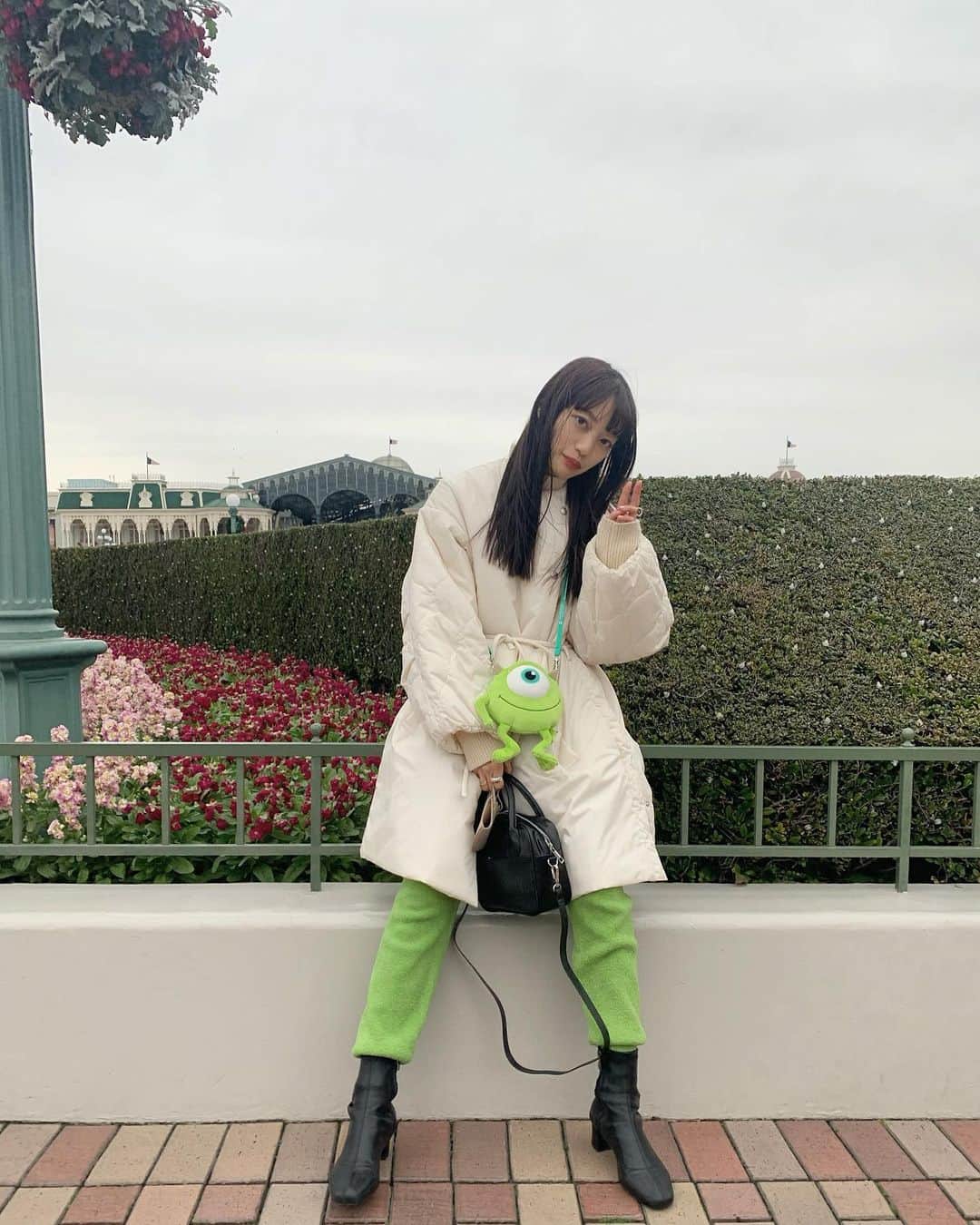 佐藤里緒菜のインスタグラム：「_ スタンバイパスなんて聞いてないよ〜﻿ ってなって暇でたくさん歩いた〜〜 マイクと色お揃いのパンツを履いた🎄」
