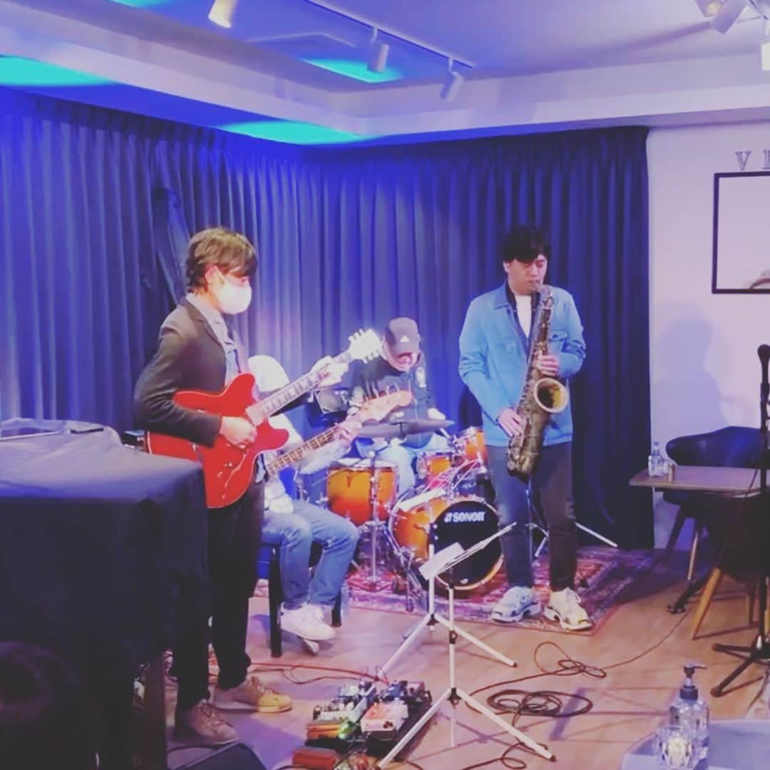 鈴木央紹のインスタグラム：「赤坂veleraでのGTQライブ、お越しありがとうございました！ 今年の締めくくりのGTQ、楽しかった！ 来年も応援よろしくお願い致します！ セットリスト載せておきます。 次回のリーダーライブは来週29日、神田リディアンでユキアリマサ氏とデュオ！  12月29日 (Tue) 神田淡路町Lydian 鈴木央紹(t.sax) ユキアリマサ(pf) 19:15/20:30 3400円 03-5244-5286 http://jazzlydian.com/  お越しお待ちしております！  veleraセットリスト 1st Nobody else but me Dolphin dance All my tomorrows You and the night and the music  2nd I'm all smiles A song is you My ship Embraceable you  Enc. Star dust  #セットリスト #gtq #赤坂velera」