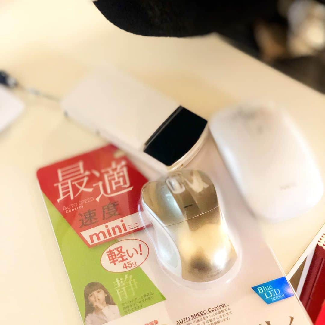 西原さおりのインスタグラム：「こんばんは😊 今年最後の週末、いかがお過ごしですか？ ・ わたしは今日、たくさんたまったビックポイントでちっちゃいマウスを買っちゃいました🖱 ・ どれが良いかわからず、見るからに運気アップオーラを発していたシャンパンゴールドのこの子にしました✨ いまだに現役のガラケーと一緒に📷 ・ ・ 今年は旅行にも行かず、出かけないから服も靴もあんまり買わず、外食も減った… ・ その分、PC、タブレット、マイク2本、ヘッドホン、オーディオインターフェース2台、ソフトウェア数種、防音設備など… 家で使う機材類をたくさん買いました。 ・ これまで経験したことのない特別な1年はわたしにとっても大きな変化の年でした。 ・ もう5年以上前から家で録音したりしてましたけど、提供するのは読みや語りの技術だけで、音質についてはあまり意識していませんでした。 ・ 宅録元年と言われた今年、わたしもだいぶ進化しましたょ。 以前と比べたらだいぶクリアな音を提供できるようになりました。 ・ 同時に読み・語りのスキルも磨いてきたつもりです。 今では仕事の半分くらいは落ち着いたトーンをリクエストいただきます。 ・ 「いつかは落ち着いた長物ナレーションができるようになりたい」 なんて言ってたこのわたしがです笑 ・ でも先日、海外ナレーションでいろいろ教えていただいているグループのみなさんにボイスサンプルを聞いていただいたところ、ハリを前面に押すべき！とのご意見が多くてびっくり。 ・ ナレーターとして仕事を始めてから最初の数年間は毎日ハリのCMばかりやってたのです。 ひたすら毎日ハリ。 多い時は一日5本ハリ、とか笑 ハッた時にキラキラが増す声みたいです。 ・ てことで、来年は再び意識的にハッていこうと思ってます！ 体力つけなきゃです😂 がんばりまーす✨ ・ ・ #ナレーター #宅録 #voiceover #voiceactor #japanesevoiceover #japanesevoiceactor @saolisample #西原さおり」