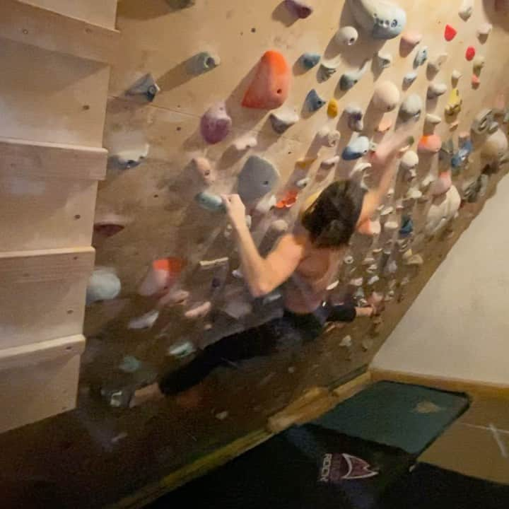 ジュリアン・ワームのインスタグラム：「Making up boulders on our home wall feels like a throwback to times when @_alexwurm and I were both (and sometimes only me) very psyched about getting stronger, training on this wall before and after school, after family dinners, before breakfast, in between things... listening to the partly wildly embarrassing music we were listening at the time and to radio tunes with bad reception. Making up projects that were never sent. .  Very glad to have a couple more rad Christmas sessions here with the old vibes!  . Merry Christmas to all of you who celebrate Christmas🎄  . @mammut_swiss1862  @madrockclimbing」