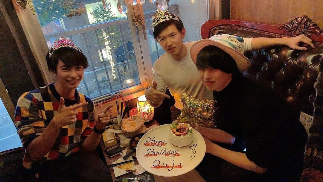 森光さんのインスタグラム写真 - (森光Instagram)「王子お誕生日おめでとう🎊とAIとお祝いしました🎉  Celebrated a friend's birthday🎂  #王子 #誕生日 #おめでとう #ai #あいのり #良いお年を #よいおとしをお迎えください」12月26日 23時29分 - traveler55morimori