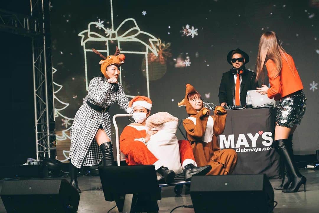 片桐舞子のインスタグラム：「台車に乗ったサンタさん🎅🛒  #singsingsing2020#mays#ソリは？#くまはみ出てるよ？#あんトナカイ似合ってる#みおトナカイはもはやMIOそのもの#安定感のあるSAEサンタ」