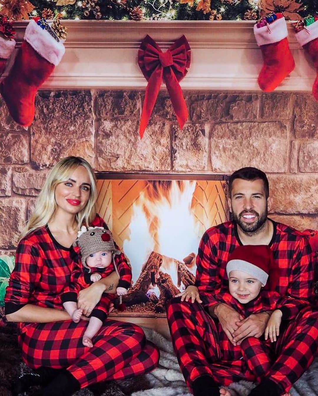 FCバルセロナさんのインスタグラム写真 - (FCバルセロナInstagram)「🎄 Merry Christmas, Barça Family 💙❤️ ¡Feliz Navidad! 🎅🏻 Bon nadal! Feliz Natal! 🎄」12月26日 23時39分 - fcbarcelona