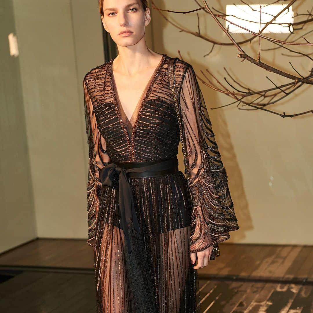 アマンダ ウェイクリーのインスタグラム：「Textural fringed embroidery in a contemporary kimono silhouette   #statementdress #embroidereddress #golddress #aw20 #statementsleeve #kimono #metallicdress   Photographer: @janlehner  Styling: @cathykasterine  Hair: @neilmoodie  Make up: @zoetaylormakeup」