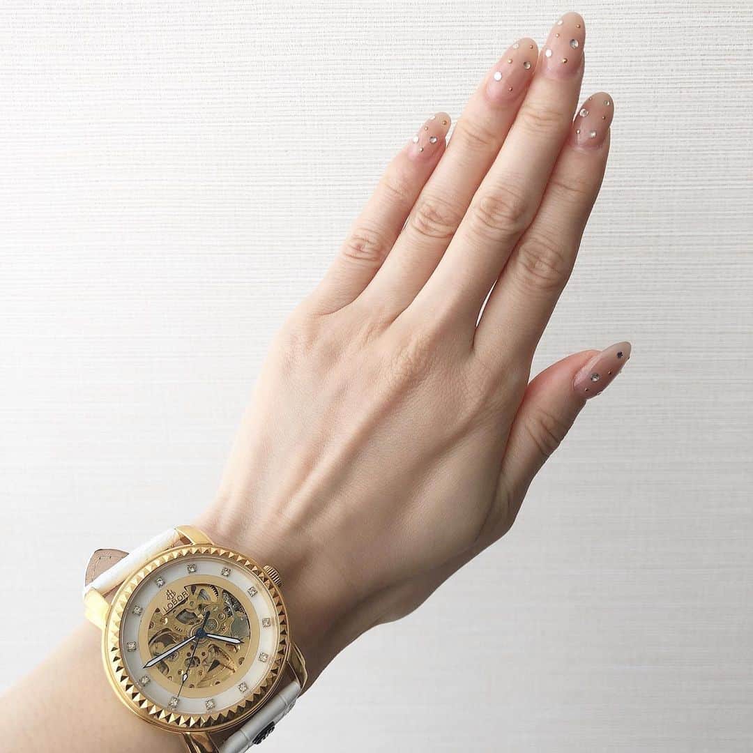 宮崎宣子さんのインスタグラム写真 - (宮崎宣子Instagram)「もう年末ですね。 皆さんはどんな一年でしたか？  私もどんな一年だっかなぁと、 改めて思い返しています。  最近は、時の流れがあっという間に過ぎていかないように、 @loborjapan さんの時計をして、自分を律しています。  この時計を見ていると、 一つ一つが細かく作られているのが分かって、どれ一つなくても動かない… 1個1個丁寧に組み立てられているのをボーっと眺めながら、  毎日どう過ごすかが、大事で、 丁寧に日々を積み重ねていくことによって、素敵な時が流れて、人生を築いていくんだなと感じました。  自分を律してくれる @loborjapan さんの時計… お値段は、見た目からは想像出来ないくらいお手頃。 なのに、カッコよくて、スタイリッシュ✨  こういう時計をお互いにプレゼントして ペアウォッチで付けても素敵ですね💕  使いやすくて場所も選ばないから気がつくと毎日付けています😊  クーポンコード miyazlo76 １年間10%オフになりますよ☺️✨  #ロバー #時計 #腕時計 #lobor #クリスマス #ペアウォッチ #プレゼント #年末プレゼント #自分プレゼント #時計をプレゼントするなら #無理なくかっこよく #自分らしい時計」12月26日 23時34分 - miyazaki_nobuko