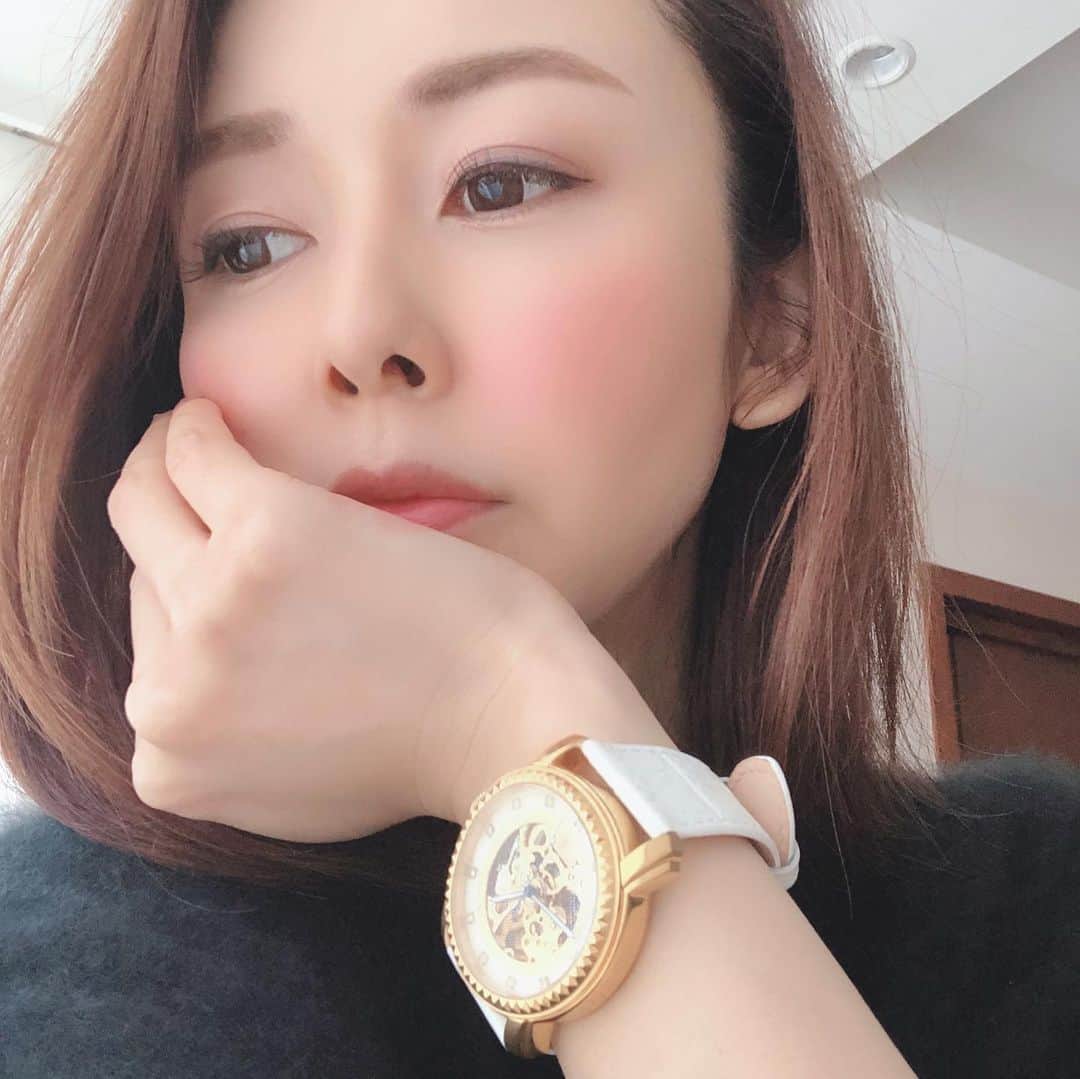 のインスタグラム：「もう年末ですね。 皆さんはどんな一年でしたか？  私もどんな一年だっかなぁと、 改めて思い返しています。  最近は、時の流れがあっという間に過ぎていかないように、 @loborjapan さんの時計をして、自分を律しています。  この時計を見ていると、 一つ一つが細かく作られているのが分かって、どれ一つなくても動かない… 1個1個丁寧に組み立てられているのをボーっと眺めながら、  毎日どう過ごすかが、大事で、 丁寧に日々を積み重ねていくことによって、素敵な時が流れて、人生を築いていくんだなと感じました。  自分を律してくれる @loborjapan さんの時計… お値段は、見た目からは想像出来ないくらいお手頃。 なのに、カッコよくて、スタイリッシュ✨  こういう時計をお互いにプレゼントして ペアウォッチで付けても素敵ですね💕  使いやすくて場所も選ばないから気がつくと毎日付けています😊  クーポンコード miyazlo76 １年間10%オフになりますよ☺️✨  #ロバー #時計 #腕時計 #lobor #クリスマス #ペアウォッチ #プレゼント #年末プレゼント #自分プレゼント #時計をプレゼントするなら #無理なくかっこよく #自分らしい時計」