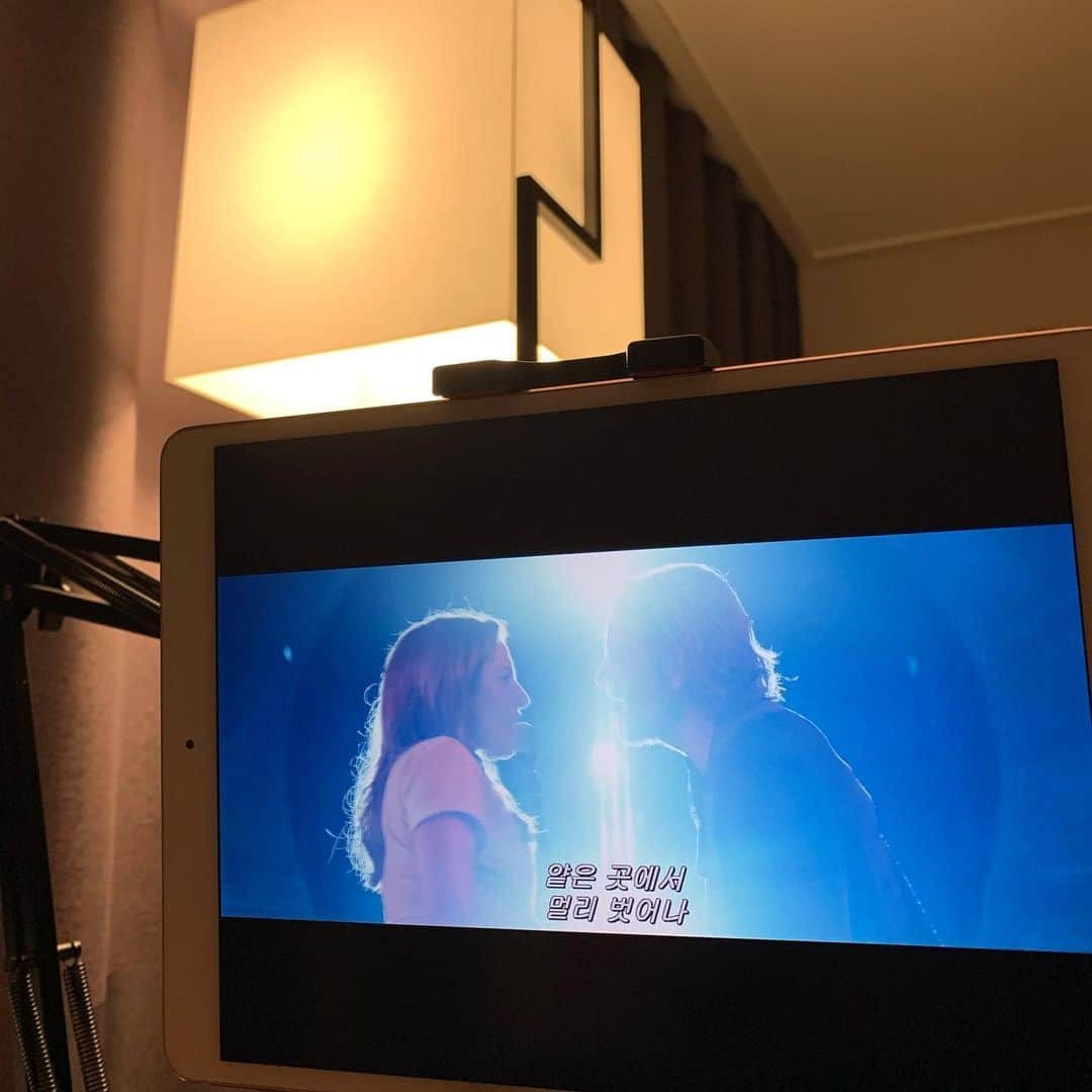 カン・セジョンさんのインスタグラム写真 - (カン・セジョンInstagram)「2년후... 지금은 이해가 가는 잭슨의 사랑 #astarisborn  #sadlovestory #truelove」12月26日 23時35分 - sejung_kang