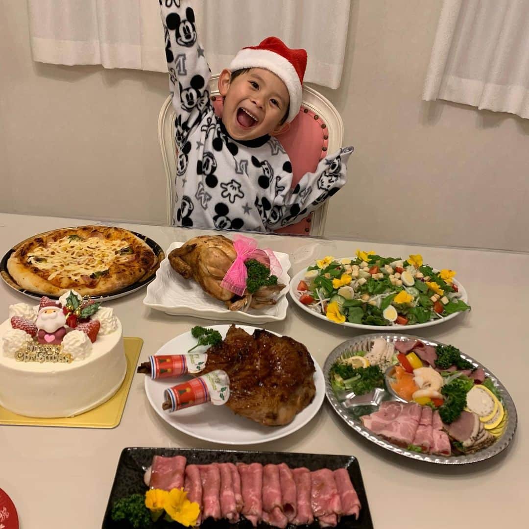 町田亜里香のインスタグラム：「Merry Christmas🎄𓂃𓂂𑀀 クリスマスイブはちいが出社日で 帰りが深夜なので チキンとかは25日にしました🎂 なので写真は25日のもの⭐︎ 25日色んなことが重なり😩🤣 オードブルだらけです🥺 まぁでも美味しかったからよし✌️ ケーキ🎂は天使の林檎🍎👼 . . 子供達のプレゼント🎁は、 また別投稿します📸 まだ撮ってすらない😂😂！！ . . あっという間に1年経過するね。 2020年はコロナで始まり。 コロナのままでしたね🦠… 2021年こそ終息を願います🤲。 . . #クリスマス #メリークリスマス  #christmas #merrychristmas  #おうちでクリスマス #息子 #6歳」