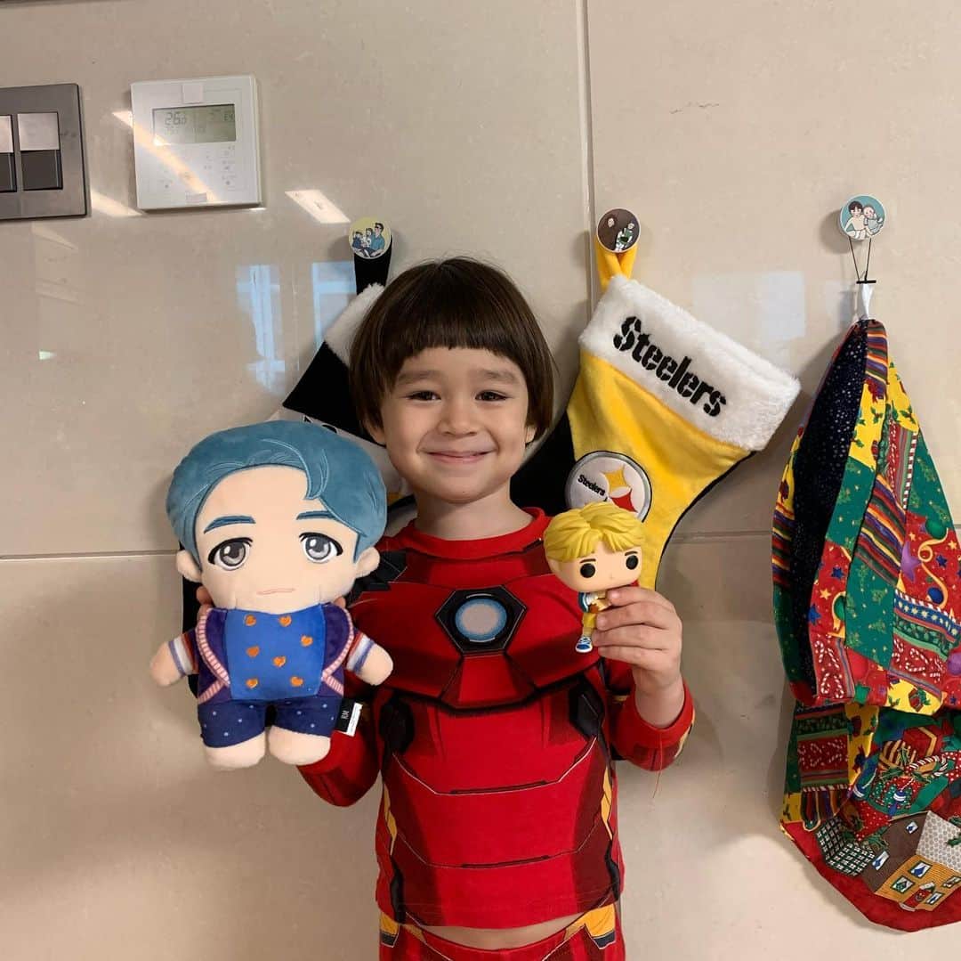 サム・ハミントンのインスタグラム：「My boys got some BTS goods for Xmas, and they are happy!  우리 애들은 크리스마스니 BTS 굿즈 받았더니 너무 기분이 좋으다!」
