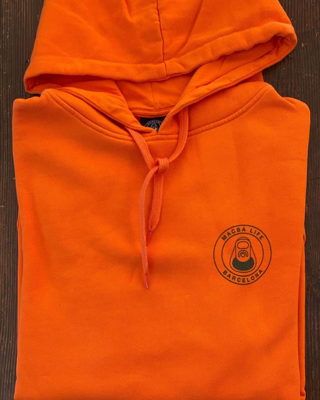 MACBA LIFEさんのインスタグラム写真 - (MACBA LIFEInstagram)「New Orange / Green hoodie available   Macbalife.com/shop  Link in bio Worldwide shipping   #macbalife」12月26日 23時40分 - macbalife