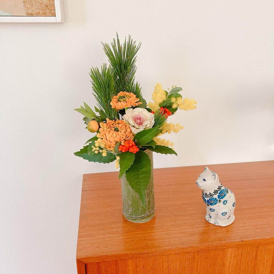 トリンドル玲奈さんのインスタグラム写真 - (トリンドル玲奈Instagram)「お花屋さんで見つけたお正月飾り。 このあと玄関の棚に飾りました♪  かわいいのに出会えて、 来年もいい年になる気がする😚  この年末は身も心もすっきりさせて 自分の価値観を大切に、来年に備えたい☺️  元旦からお仕事なので また報告させてください✨」12月26日 23時45分 - toritori0123