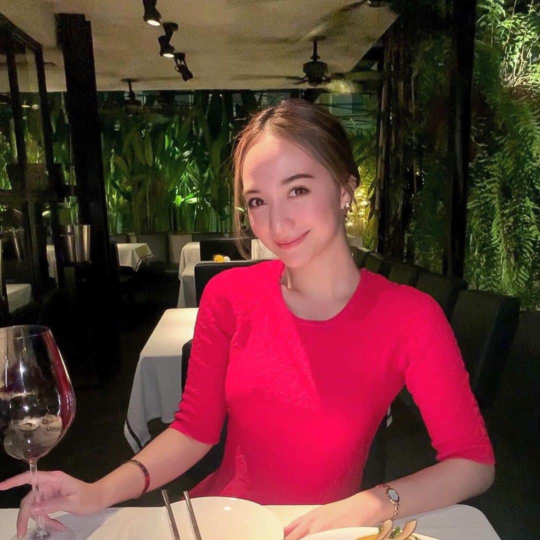 インヤのインスタグラム：「All I want for Christmas is you and food😋 I ❤️ everything about this place. Great food, amazing caring staff.😍🎄✨ Thank you na ka @thanasel 😘」