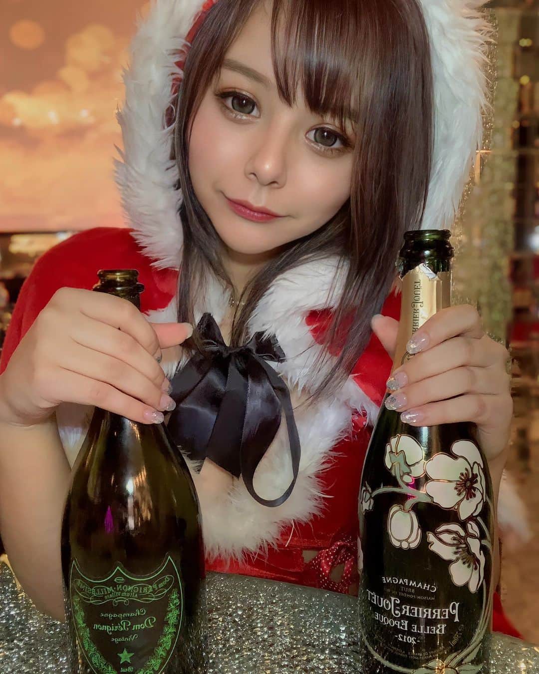 MIAのインスタグラム：「メリークリスマス🎅🎄💗 今年もサンタさんきたあ嬉しい😆 . @million_leisure_holdings  ここからみあのシャンパン写真をいいねしてください🥺 賞金ほちいの👉👈 . . . #キャバ嬢 #キャバクラ #歌舞伎町 #すすきの#ミナミ #中洲 #ダンサー  #ショーパブ  #プリティーウーマン  #クリスマス #サンタコス #コスプレ #メリークリスマス」