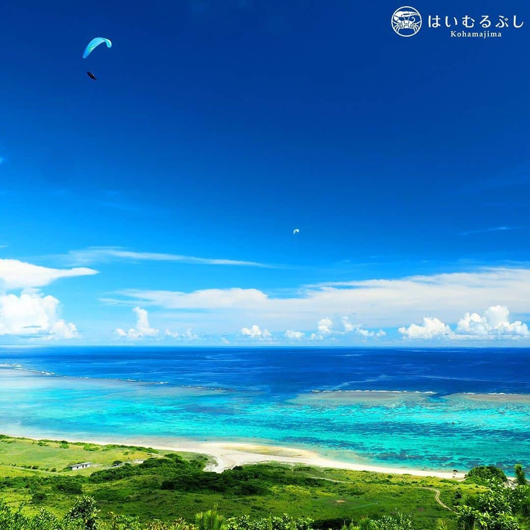 HAIMURUBUSHI はいむるぶしさんのインスタグラム写真 - (HAIMURUBUSHI はいむるぶしInstagram)「小浜島・はいむるぶしから癒しの風景をお届けします。 大空を舞うパラグライダー。 風に乗って何処までも飛んで行く… 眼下には八重山ブルーの美しい海が広がり心を魅了します。 #沖縄 #八重山諸島 #石垣島 #パラグライダー #大空 #青い海 #小浜島 #リゾート #ホテル #はいむるぶし #okinawa #japan #ishigaki #island #bluesky #bluesea #paraglider #kohamajima #resort #hotel #haimurubushi」12月26日 23時57分 - haimurubushi_resorts