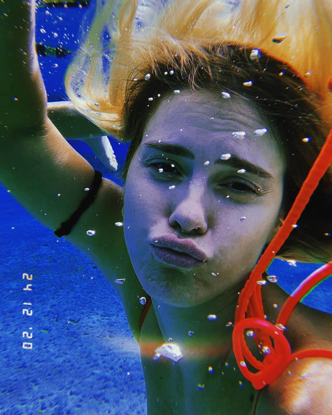 カロライナディークマンのインスタグラム：「4 tentativas e nenhuma foto boa.... significa? 🥴😜🤣」