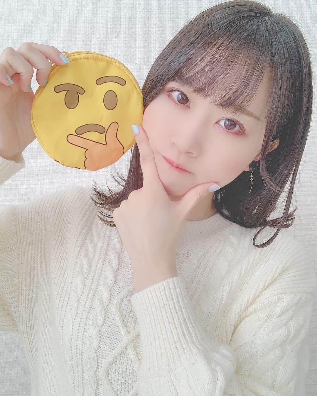 八木沙季のインスタグラム：「🤔🤔 . ガチャガチャでゲットしたポーチ💓 ほんとは「ぴえん」が欲しかったけど 「なるほど」ポーチも可愛いから嬉しい🥰 ガチャガチャ好きすぎる。 .」