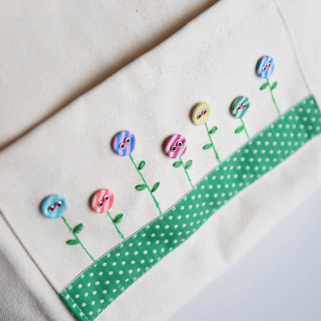 手紙社さんのインスタグラム写真 - (手紙社Instagram)「【オリジナルのクルミボタンを使ってハンドメイドのお洋服を作りませんか？】﻿ オリジナルデザインでリボンや小物を作る「レピヤンリボン」。布博で販売中の『オリボンクルミボタン』は、東京浅草で長年クルミボタンを製造する「MISUZUYA」とのコラボアイテム。 ハンドメイドのお洋服に使うだけでなく、市販のお洋服のボタンを付け替えてアレンジを楽しむのもおすすめ！﻿ ﻿ ▶︎「レピヤンリボン（@rapyarn_ribbon）」さんのショップは「12/26（土）20:00」まで販売中！﻿ ﻿ ＜新しいオンラインフェスティバル・布博　開催概要＞﻿ 会期：2020年12月14日（月）〜26日（土）﻿ チケット：一般 1,000円／手紙社の部員 900円﻿ 会場：「新しいオンラインフェスティバル・布博」公式サイト﻿ ▶︎詳細は「@textilefabrics」プロフィールのURLから！﻿ ﻿ ーーーーー﻿ ﻿ ◎「新しいオンラインフェスティバル・布博」は3本立て！﻿ ﻿ 1）オンラインミーティング（番組）﻿ ▶︎12/14（月）〜19（土）毎日開催！﻿ 出展者による作品紹介やアトリエツアーなどの番組を生配信！﻿ 作り手との会話をお楽しみいただけます。﻿ ﻿ 2）オンラインショッピング﻿ ▶︎12/14（月）〜毎日異なる出展者が販売を開始します！﻿ 出展者による新作や、ここでしか買えない限定作品、もちろん、定番商品も購入することができます！﻿ ※それぞれの販売期間は公式サイトからご確認ください﻿ ﻿ 3）スペシャル音楽ライブ番組﻿ 12/20（日）は7時間を超える生放送をお届け！﻿ 豪華アーティスト4組による音楽ライブや、プロのスタイリストが布博アイテムのスタイリングを紹介する「ライブスタイリング」を生配信します！﻿ ﻿ #手紙社#手紙舎#布博#オンラインイベント#新しいオンラインフェスティバル#新しいオンラインフェスティバル布博#ブローチ博#布雑貨#手芸#テキスタイル#刺繍#ブローチ#ハンドメイド#編み物#MISUZUYA#クルミボタン#レピヤンリボン#tegamisha#nunohaku#textile#textiledesign#fabric#handmade#handcraft#accessory#embroidery」12月26日 15時03分 - tegamisha