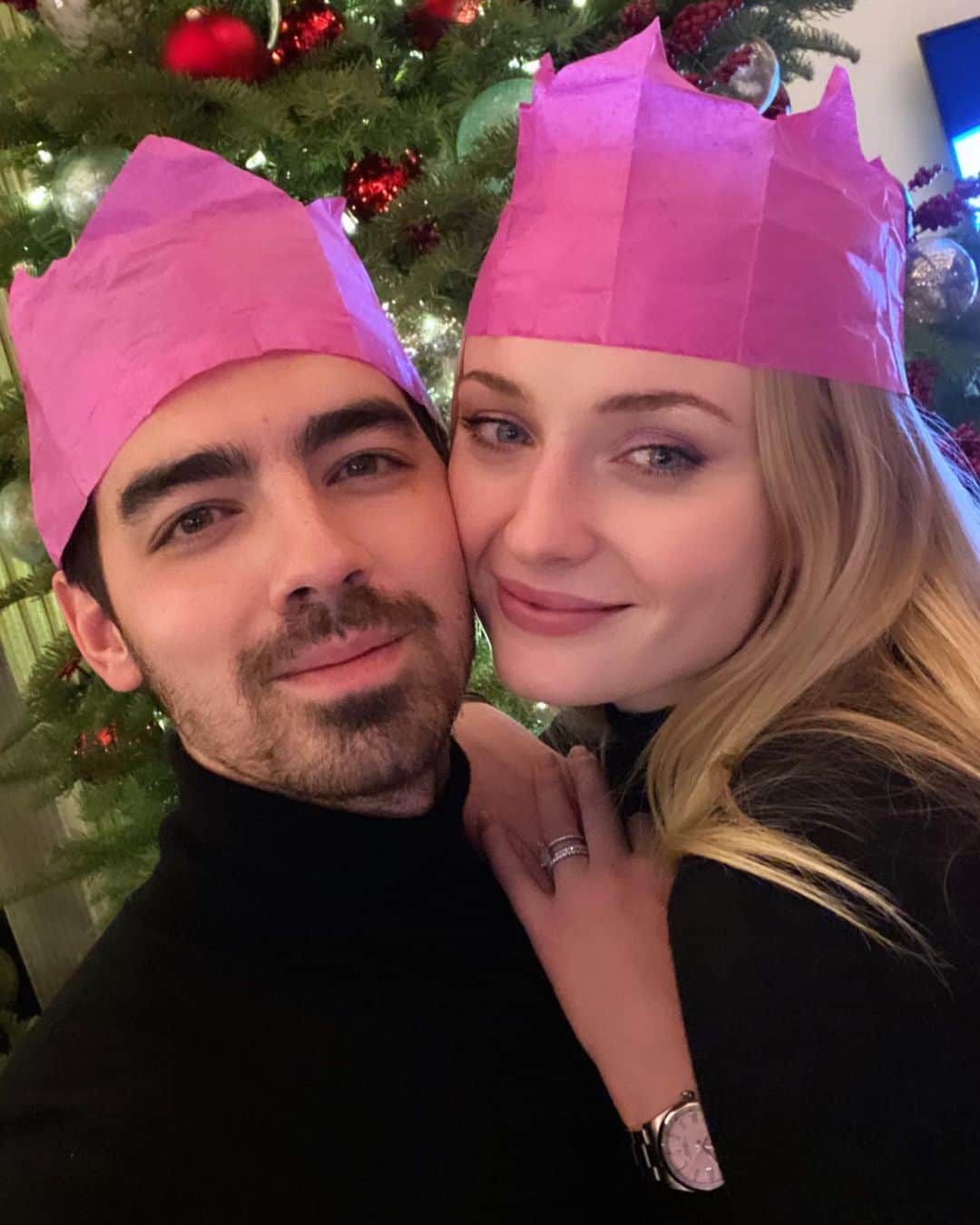 Just Jaredさんのインスタグラム写真 - (Just JaredInstagram)「@joejonas and @sophiet wore matching pink crowns while celebrating their first Christmas together as parents! #JoeJonas #SophieTurner Photo: @joejonas」12月26日 15時03分 - justjared
