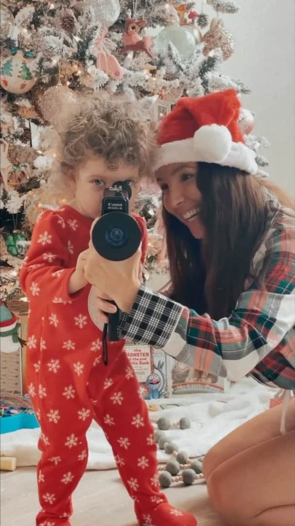 メリッサ・モリナロのインスタグラム：「Our 1st Christmas as a family of 4! + 🐶Bronxy & Kingston's 1st Christmas! We had our own little Christmas right before we left! We shot real film on a super 8! for an old vintage feel. @loganjamess One of my fav Christmas songs by @xtina」