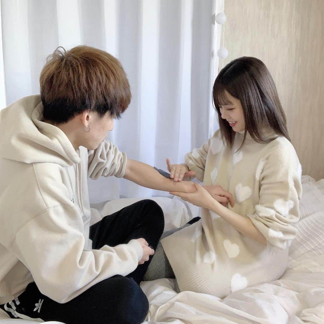 はやめいさんのインスタグラム写真 - (はやめいInstagram)「🐻‍❄️  まーの腕がつるつるになって 手フェチのめいには最高です 🥺 笑  まだまだコロナも流行っているので おうちで過ごす時間が多いから 除毛クリームを使ってみたよ💭 (もともとまーは毛深くはないんだけどね😌)  美容液成分７７％配合で ビタミンや１３種の保湿成分も入っているらしいです❕  洗い上がりがしっとりしてていい感じ！って まひろが言ってました 👶🏻🤍  彼氏や旦那さんと美容の話題で 楽しい時間を共有できることもいいよね₍ᐢ.ˬ.ᐢ₎  腕だけじゃなくて次は脚もやろうねって 話したんだ ( ˘꒳˘ ) ！  ちなみにこのクリームは 濃い毛にも対応しているみたい 🐏  #除毛クリーム#ブラックエピクリーム #ボディプレックス#bodyplex #ムダ毛ケア#ムダ毛対策 #PR」12月26日 15時01分 - haya.mei