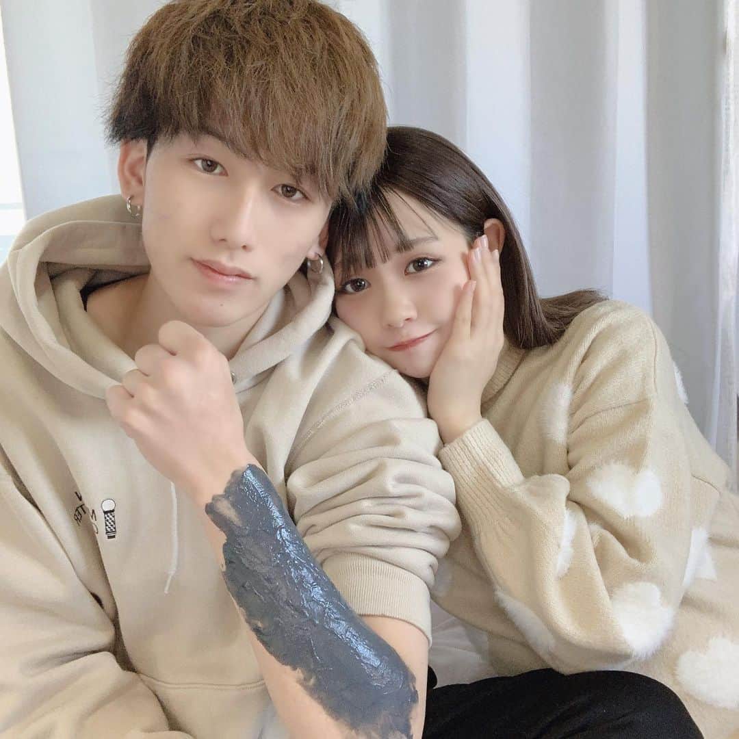 はやめいさんのインスタグラム写真 - (はやめいInstagram)「🐻‍❄️  まーの腕がつるつるになって 手フェチのめいには最高です 🥺 笑  まだまだコロナも流行っているので おうちで過ごす時間が多いから 除毛クリームを使ってみたよ💭 (もともとまーは毛深くはないんだけどね😌)  美容液成分７７％配合で ビタミンや１３種の保湿成分も入っているらしいです❕  洗い上がりがしっとりしてていい感じ！って まひろが言ってました 👶🏻🤍  彼氏や旦那さんと美容の話題で 楽しい時間を共有できることもいいよね₍ᐢ.ˬ.ᐢ₎  腕だけじゃなくて次は脚もやろうねって 話したんだ ( ˘꒳˘ ) ！  ちなみにこのクリームは 濃い毛にも対応しているみたい 🐏  #除毛クリーム#ブラックエピクリーム #ボディプレックス#bodyplex #ムダ毛ケア#ムダ毛対策 #PR」12月26日 15時01分 - haya.mei