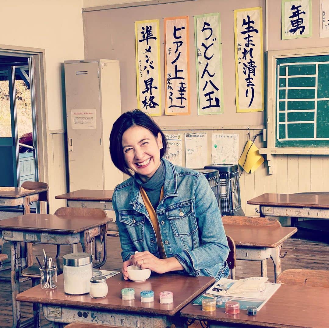 のインスタグラム：「うどん八玉🍜 . じゃなくて . 先日久々に撮影で @naori_toei のファンデーション作りをしてきました。 . naoriを率いる大岡ちゃんに声をかけていただきイメージモデルに就任してから、早5年。月日は流れ、愛知県内外で注目されるスポットになりました。大岡ちゃんもわたしも環境の変化はありましたが、こうして今でも繋がっていられて本当に嬉しいです。 . わたしも今年は手作りコスメの講師の勉強をさせていただき、（ @jhca.cosmetics さんありがとうございます）、改めて愛知県、東栄町ならではのセリサイトを通した活動にワクワクしています。 . ファンデーション作り本当に楽しいんだけど、講座の時鬼のように作ってトラウマなので、これからも家では作らずnaoriで作らせてもらう事にします🤣是非チャンスがあれば行ってみてね  #naori  #手作りコスメ #手作りファンデーション  #ファンデーション  #なおり #東栄町  #愛知県  #奥三河 #のき山学校  #ビューティーツーリズム  #イレトリップ  #セリサイト  #コスメ  #観光 #体験教室  #愛知観光  #愛知県 #findyourinnerbeauty」