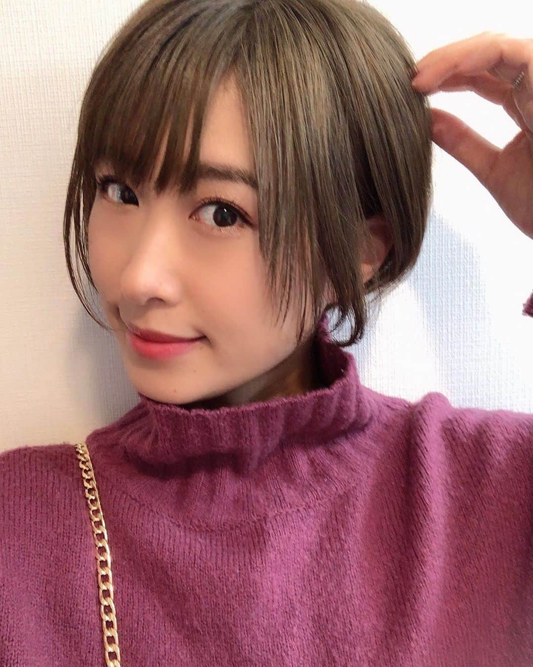 のインスタグラム：「. ちょっと前にイメチェンしてきました。  髪の長さを前くらいに戻して、カラーを明るくしてもらいました((( *´꒳`* )))  わたしにしてはカナリ明るい♬  #イメチェン #ハイトーンカラー  #ショートカット #ショート女子」