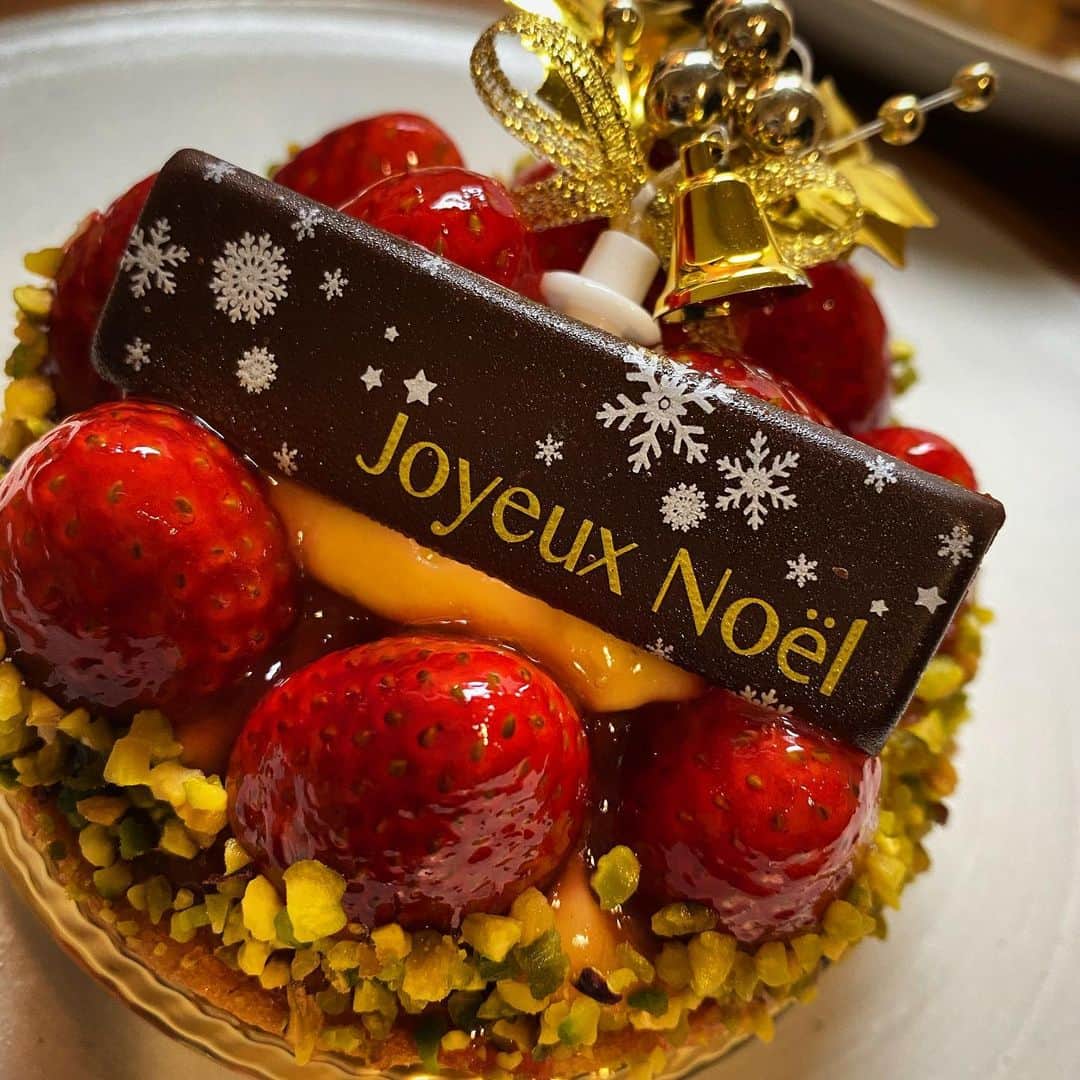 のインスタグラム：「🎂 『湘南ガトーアベニュー 葦』の クリスマスケーキ🍰 並んだかいあった🤔✨  美味しかった😳✨  イチゴ＋タルト＋カスタード  ケーキで1番好きなタイプ❤️(いらん情報ww)  そこにピスタチオなんて合わせ技  されたらもぉ〜😩💕  あ！  しかし今年の『ビアードパパ』の クリスマスバージョン イチゴカスタードシュー🍓  これも美味しかった❣️  あーーーあと 『高野フルーツパーラー』の通常販売してる 苺ドームケーキも好きでケーキ買う時結局 いつもあれにしちゃう🥴  苺好きの方は🍓ぜひ食べてみてほしい😋  クリスマスも終わり🎄  年末年始。  いろいろ2020年を整理して  新しい2021年の準備スタートしよう  よし。  #ケーキ #クリスマス #タルト #イチゴ  #カスタード 最強 #湘南ガトーアベニュー葦  はやっぱり美味しい #ビアードパパ の #シュークリーム #christmas #ver  美味しかった #高野フルーツパーラー #苺 #ドームケーキ もオススメ #cake #strawberry」