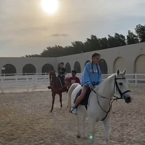 ティム・ケーヒルのインスタグラム：「Enjoying watching the sun come down🌄 while my babies enjoy themselves @siennavaalofac @cruz.cahill 🐴🐎🎁🎄」