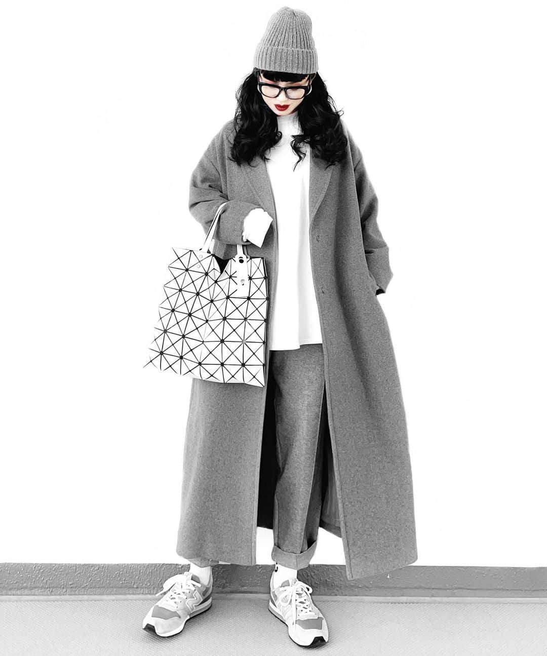 lve_xxxxのインスタグラム：「.﻿ .﻿ 🐭🐨👽﻿ ﻿ 𝗚𝗥𝗔𝗬 𝗖𝗢𝗗𝗘 にハマってる。﻿ ハマった理由はただ一つ☝️﻿ ﻿ @lveu.official のｳｰﾙﾏｷｼｺｰﾄの﻿ GRAYが大のお気に入りで﻿ 合わせてGRAYCODEがしたくなるから😂﻿ ﻿ ｺｰﾄマジでお気に入り過ぎる件﻿ BLACKは完売御礼🙇‍♀️﻿ ﻿ GRAYはまたお在庫ございます！﻿ そして、SALE中です🖤﻿ ﻿ 嗚呼、今季ｺｰﾄほんとに﻿ ええもん作れたわぁぁぁ #自画自賛﻿ ﻿ ｳｰﾙｺｰﾄ着る時はまだﾛﾝT1枚の私は﻿ この冬どーなるんでしょう？😒←﻿ ﻿ ﻿ ｺｰﾃﾞｱｲﾃﾑ詳細は﻿ WEARをご覧くださいませ。﻿ ﻿ WEAR ： lvexxxx ﻿ 💻 https://wear.jp/sp/lvexxxx/﻿ ﻿ －－－－－－－－－－－－－－－－－－﻿ ﻿ 📢ｺﾒﾝﾄ頂ける際は、﻿ 最新投稿にお願い致します。﻿ ﻿ 過去投稿に頂いた際、気がつかない事もあり﻿ お返事致しかねる場合が御座います🙇‍♀ ️﻿ ﻿」